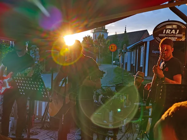 Bandet spelar i motljus när solen går ner