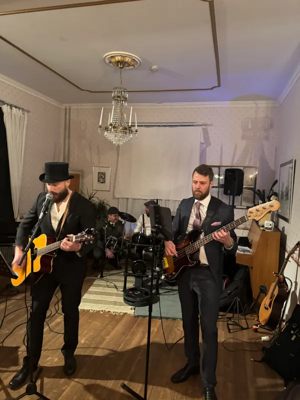 Bandet spelar på fest